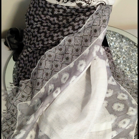 Express Multipatterned Black & Gray Scarf. - Picture 3 of 6